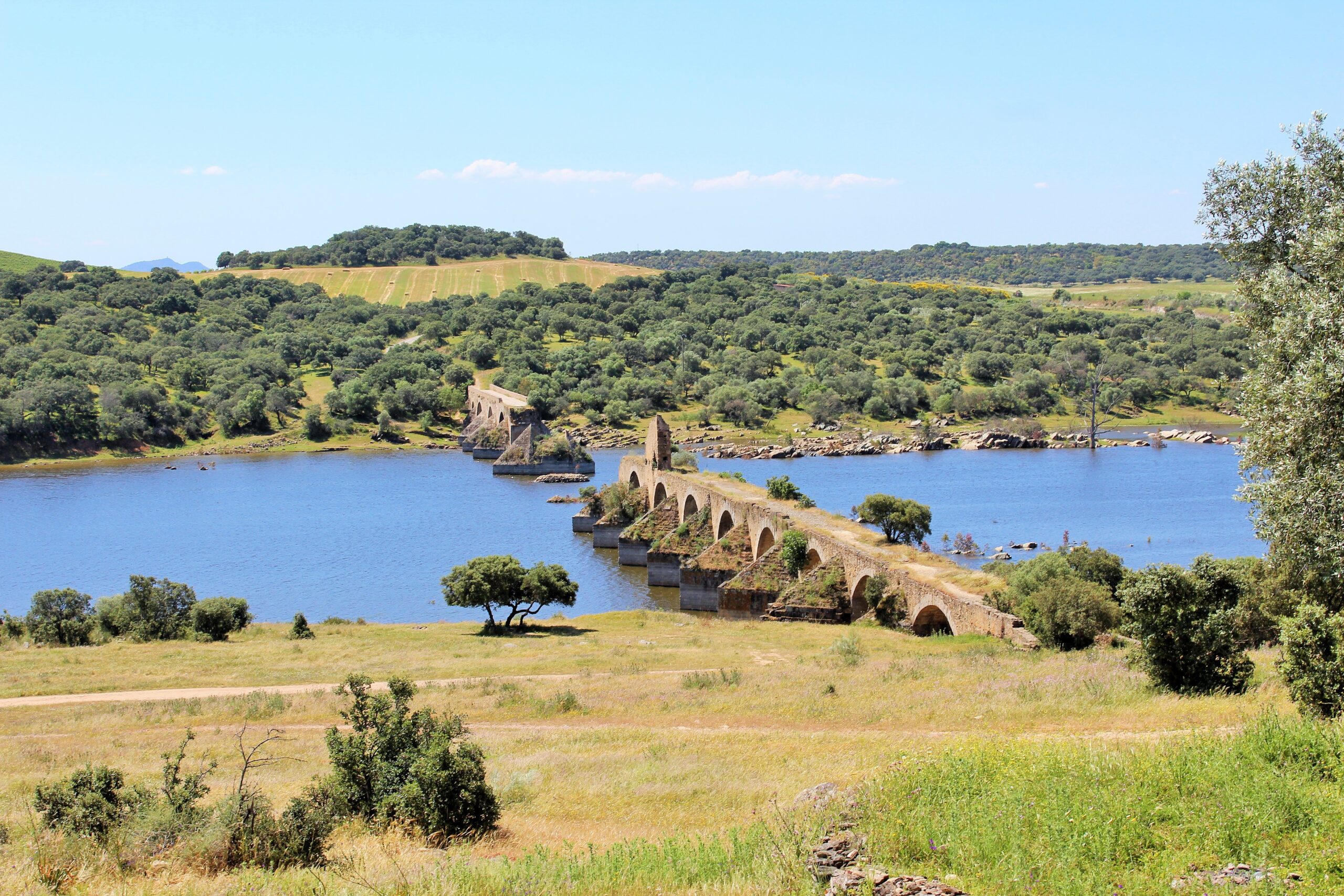 paisaje del rio guadiana en badajoz con el puente