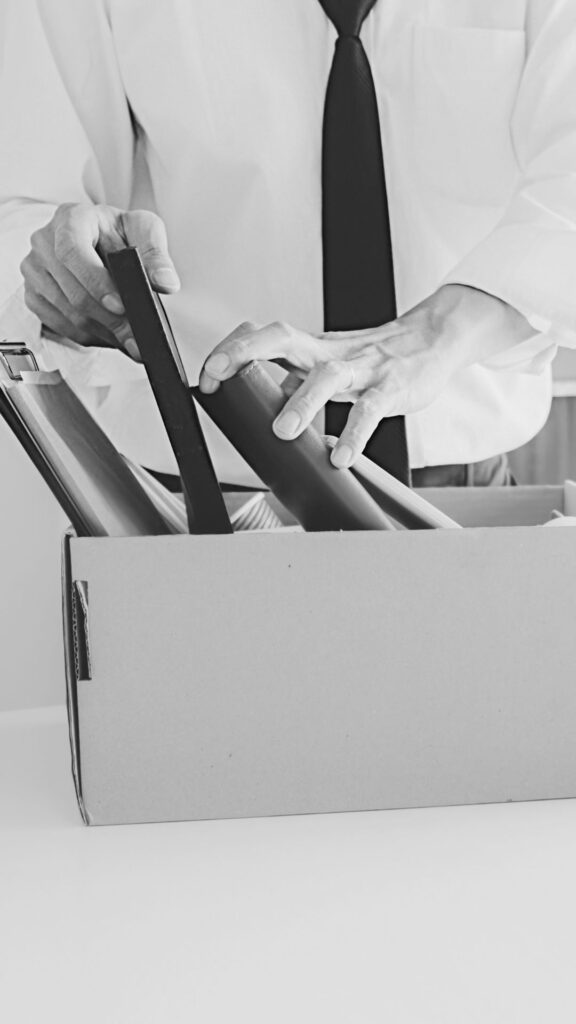 despido trabajador, persona guardando cosas en una caja