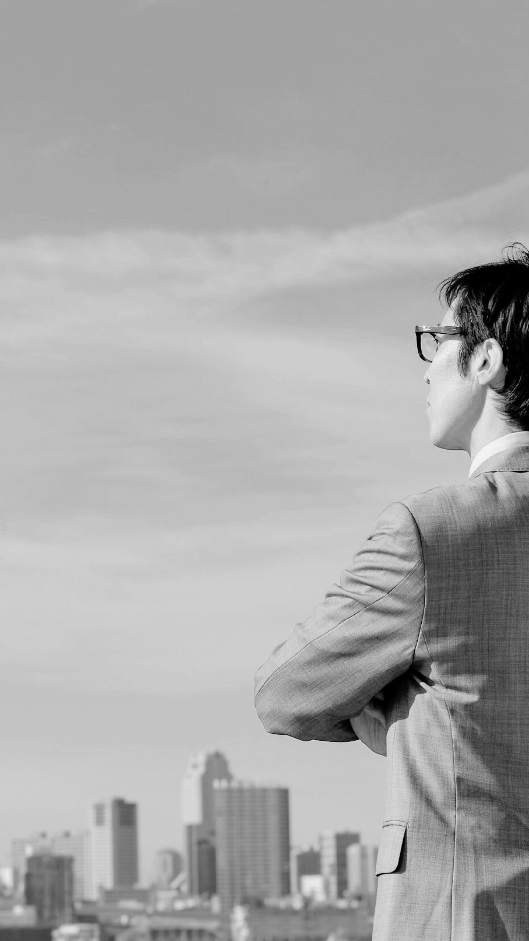 empresario con vistas de la ciudad