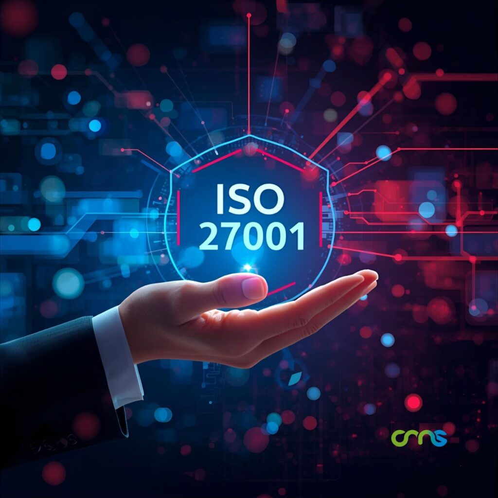 mano que recoge un escudo con la norma ISO 27001
