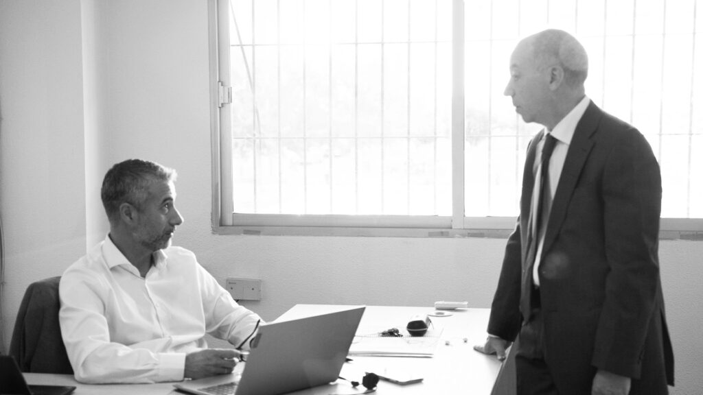 Directores de ComplianceCMS organizando una reunión