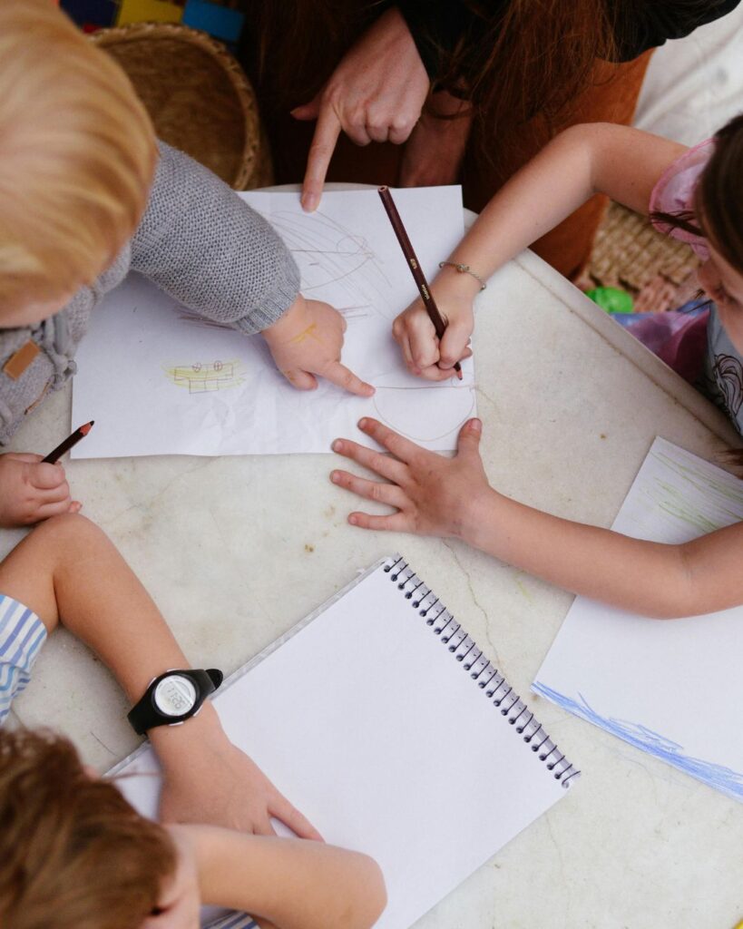 niños jugando y pintando - compliance escolar