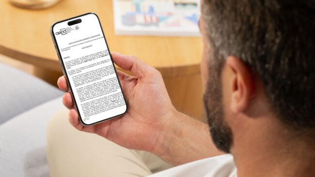 hombre leyendo el Reglamento sancionador de la AEPD a Aena