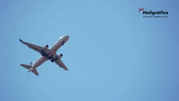 Avion sobrevolando el cielo