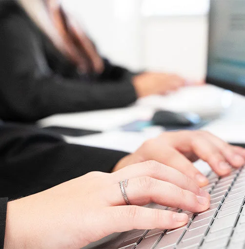 escribiendo en un teclado de ordenador