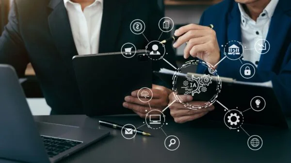 personas apuntando en una tablet con iconos de tecnología e información